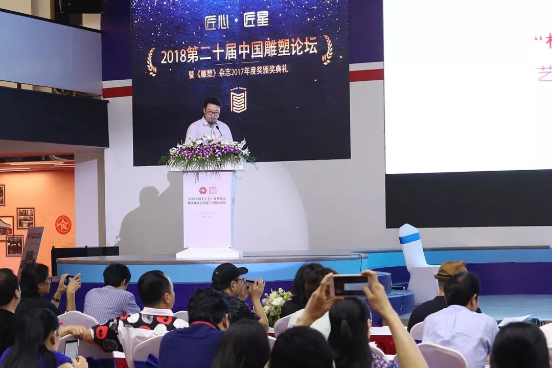 李震.jpg 李震.jpg