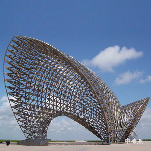 《司南魚》 長(zhǎng)48.8m 高13m 不銹鋼 設(shè)計(jì)：晉松、周密 2006年 位于上海南匯嘴觀海公園