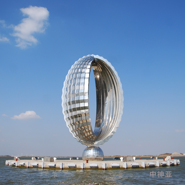 《水滴》高21m 不銹鋼 設(shè)計(jì)：晉松、周密 2007年 位于上海臨港新城滴水湖