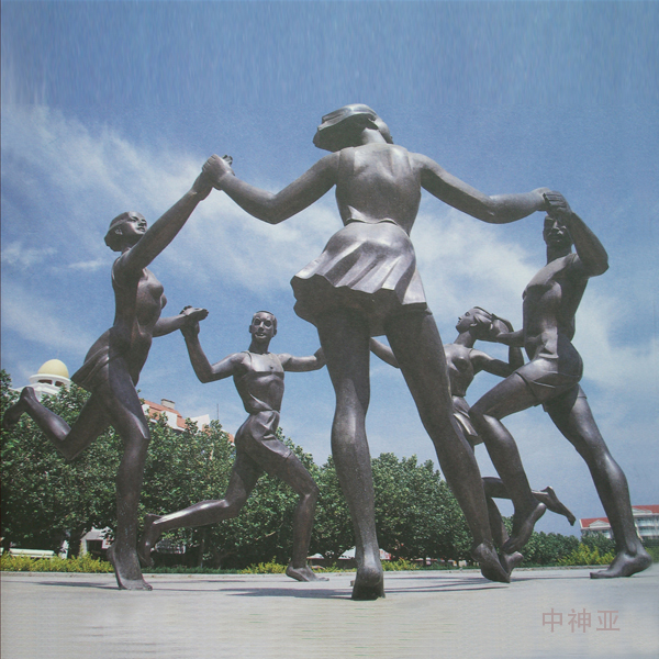 《舞》高3.5m 鍛銅 設(shè)計(jì)：王偉、于凡、王未 2002年 位于山東煙臺(tái)福山區(qū)