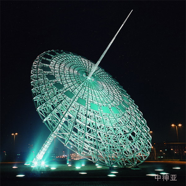 《東方之光》 長(zhǎng)35m 寬18m 高20m 不銹鋼  設(shè)計(jì)：仲松 2000年 位于上海浦東世紀(jì)大道