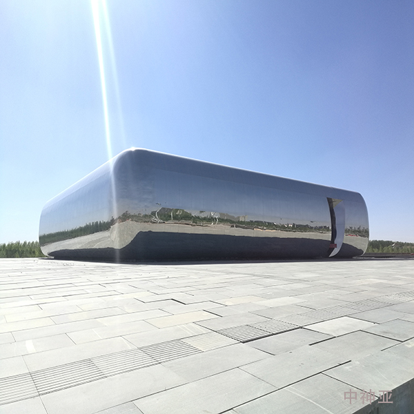 《天空間》長30m 寬30m 高9m 不銹鋼 設(shè)計(jì)：郅敏 2012年 位于內(nèi)蒙古伊金霍洛旗政府南廣場(chǎng)