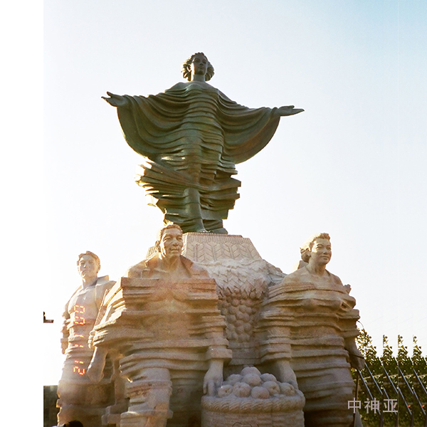 《春華秋實(shí)》高8m 石刻、鍛銅 設(shè)計(jì)：張德峰 2002年 位于河北石家莊市